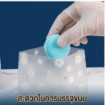 ถุงหูหิ้ว แพ็คละ50ใบ ถุงใส่เบเกอรี่ ถุงหูหิ้วแบบใส ถุงพลาสติกใส่ขนม ถุงหูหิ้วพลาสติก แข็งแรงทนทาน วัสดุ PE คุณภาพดี ดีไซน์สวย สามขนาด สำหรับเค้ก ขนมปัง และของหวาน
